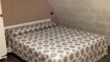2 quartos, berço de viagem, Wi-Fi, roupa de cama