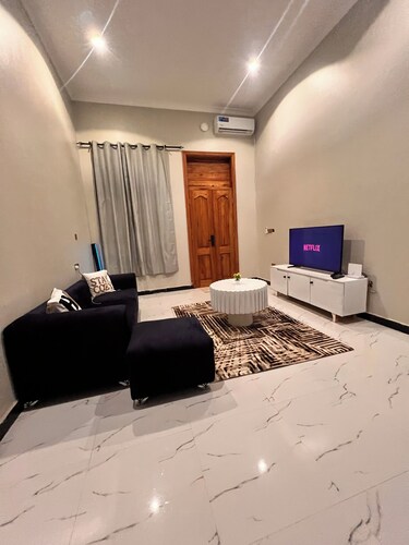 Cozy 2 Bedroom, Gated Home ,Walk to Zanzibar Airport