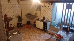 Eine kleine Küche mit Spüle, Herd und Schränken.