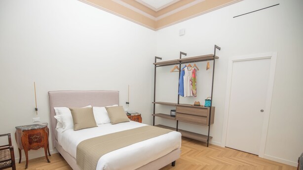 A bedroom with a bed, bedside tables, a wardrobe, and a mirror. - Luxury Boutique Apartment 1 in Palermo City Center, near the Central Station (Palermo)