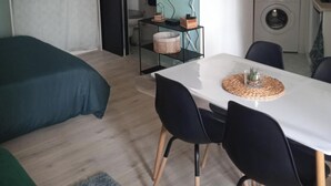 1 quarto, ferros/tábuas de passar roupa, acesso à internet