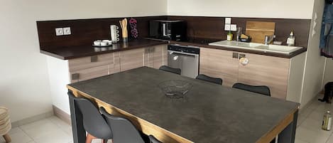 Cafetière/bouilloire, réfrigérateur, micro-ondes, plaque de cuisson