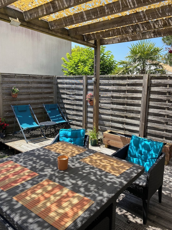 Outdoor dining - Joalland's Cozy Retreat, 50 meters from the sea (La Plaine-sur-Mer)