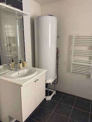 Bathroom - Joalland's Cozy Retreat, 50 meters from the sea (La Plaine-sur-Mer)