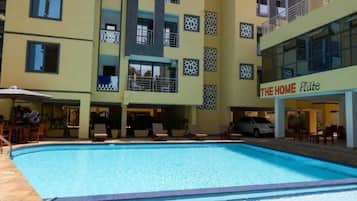Una piscina al aire libre