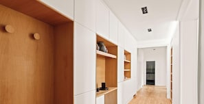 A modern interior with a wooden floor, white walls, and built-in shelving units. - Luxury family apt - 10P/3BDR - Neuilly near Paris (Neuilly-sur-Seine)