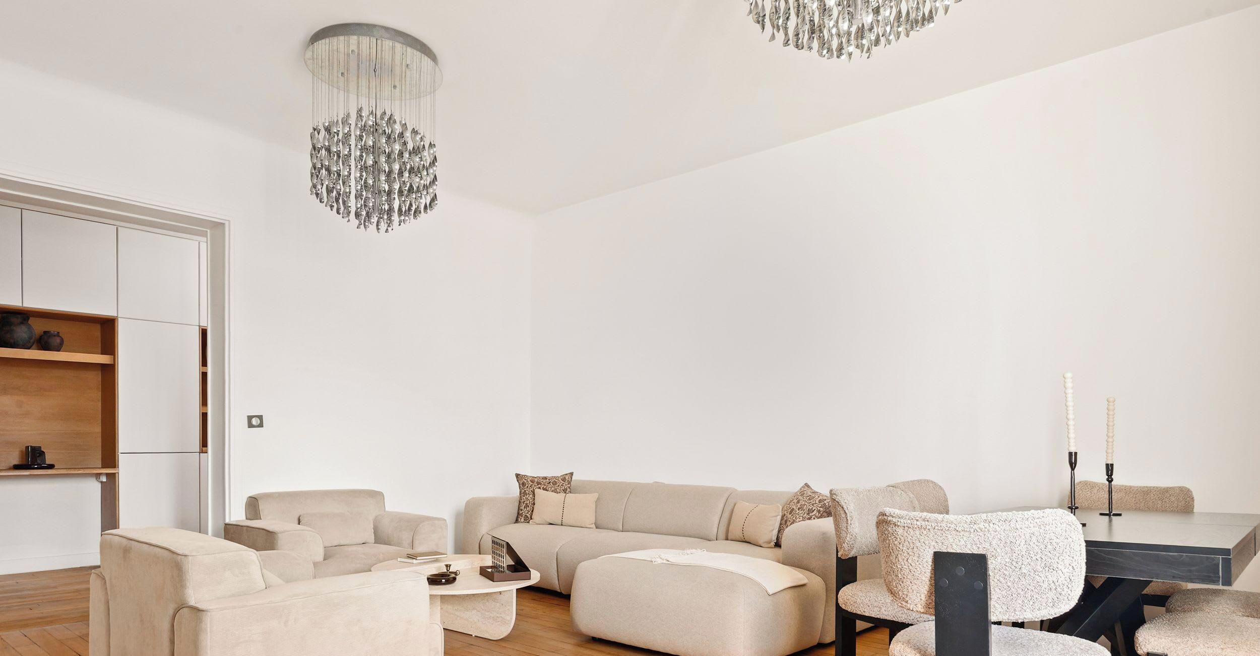 Ein modernes Wohnzimmer mit einer Sofagarnitur, einem Couchtisch und einem Essbereich mit Tisch und Stühlen.