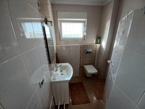 Shower, jetted bath, hair dryer, towels