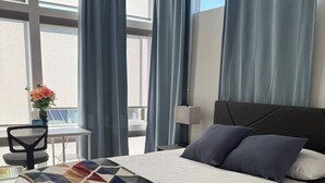 A hotel room with a bed, a desk, and a chair. - The May Townhome - Full Home (Seattle)
