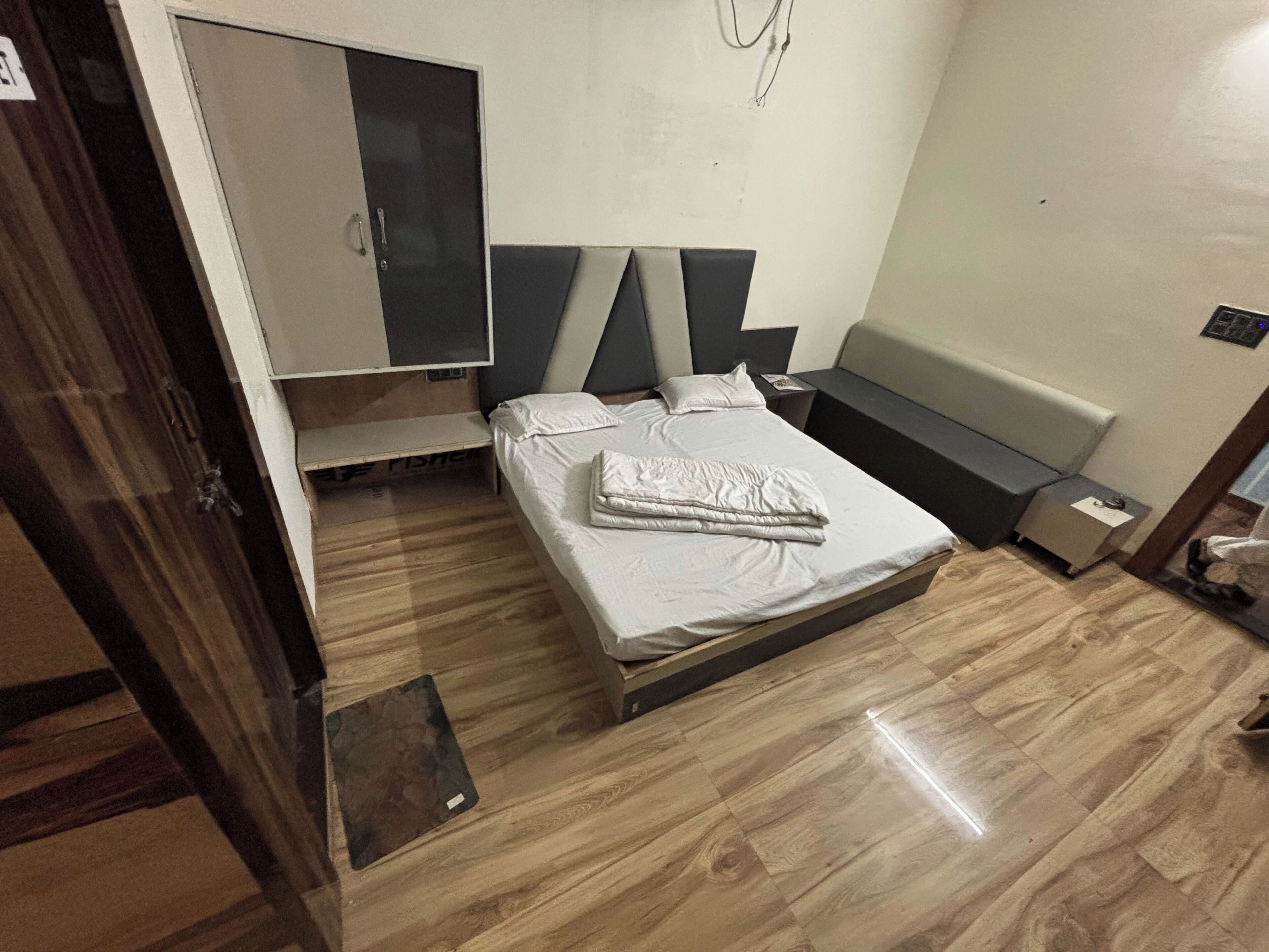 Ein Schlafzimmer mit einem Bett, einem Kleiderschrank und einer Bank.