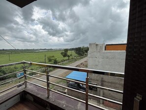 Deluxe Room, Partial Lake View | Property grounds