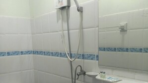 Bathroom - Room-master Wit Private Room in Rawai (Rawai)