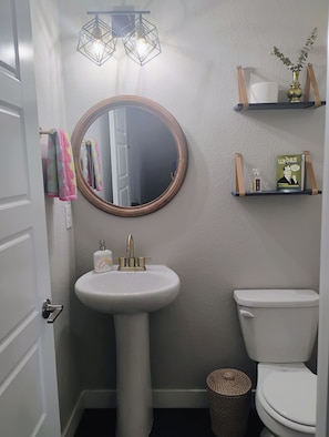 Een haardroger, handdoeken, zeep, toiletpapier
