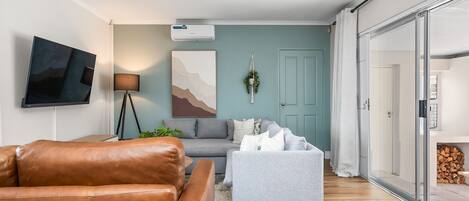 TV, fireplace