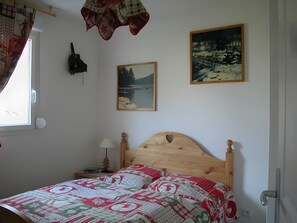 2 makuuhuonetta, silitysrauta/-lauta