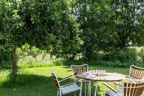 Outdoor dining - Vrbo Property (Esgrus)