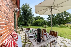 Outdoor dining - Vrbo Property (Esgrus)