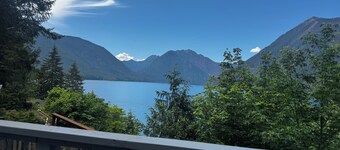 Relaxing home overlooking Lake Cushman with wonderful views and relaxing vibe.
