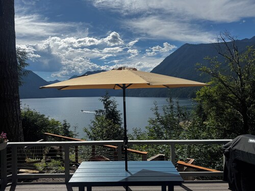 Relaxing home overlooking Lake Cushman with wonderful views and relaxing vibe.