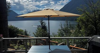 Relaxing home overlooking Lake Cushman with wonderful views and relaxing vibe.