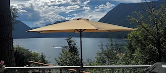 Relaxing home overlooking Lake Cushman with wonderful views and relaxing vibe.