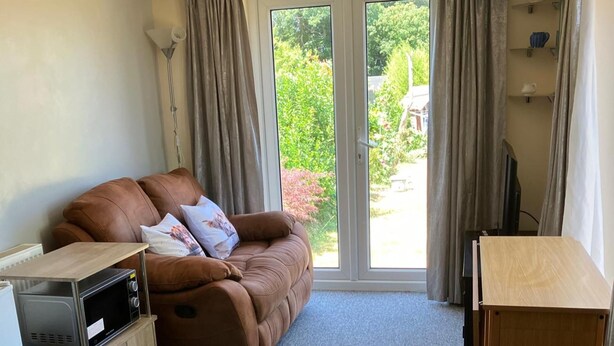 Living area - Yeovil 1-bed Annex Sleeps 2 With Wifi (Yeovil)