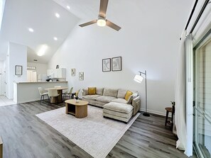 Living area - Close to UF & Shands-Modern 2BR/2BA-Free Parking-Sleeps 5-Fast Internet Ready (Gainesville)