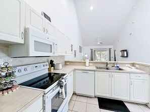 Private kitchen - Close to UF & Shands-Modern 2BR/2BA-Free Parking-Sleeps 5-Fast Internet Ready (Gainesville)