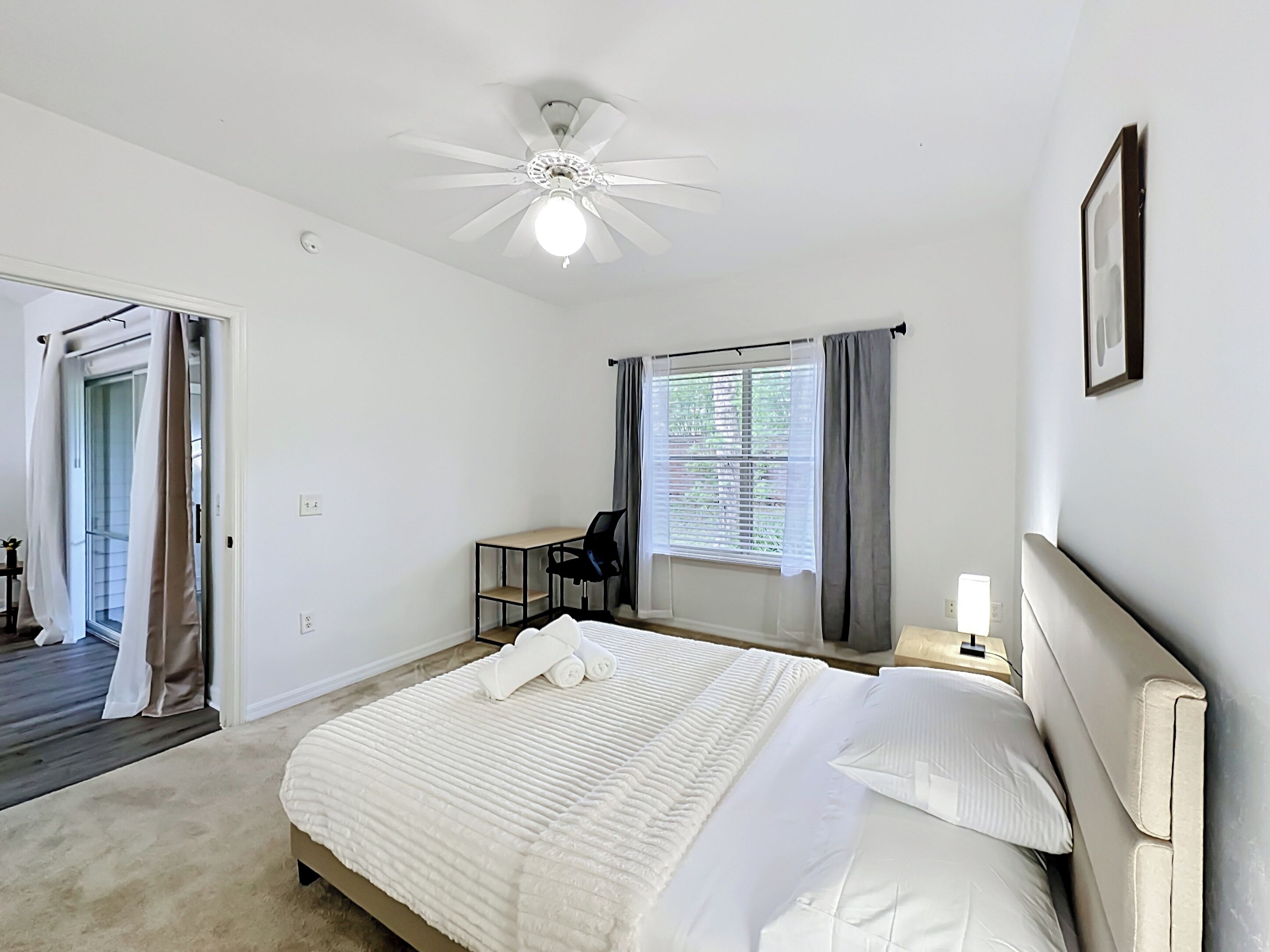 2 habitaciones, escritorio, tabla de planchar con plancha y wifi gratis 