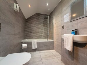 Un bagno moderno con una vasca, un water e un lavandino.