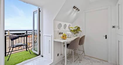 East Beach flat, balcony with sea-views, jacuzzi