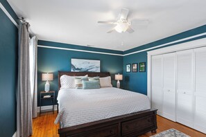 Iron/ironing board, internet, bed sheets - Historic Charleston Rowhome in heart of downtown, walkable, private and charming (Charleston)