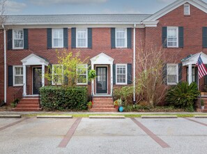 Exterior - Historic Charleston Rowhome in heart of downtown, walkable, private and charming (Charleston)