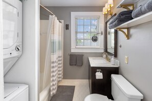 Hair dryer, towels, soap, toilet paper - Historic Charleston Rowhome in heart of downtown, walkable, private and charming (Charleston)