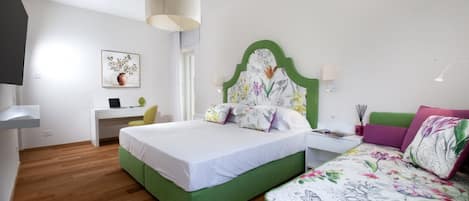Une chambre à coucher comprenant un lit, une table de chevet, une lampe et un bureau avec une chaise.