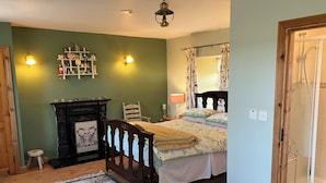 3 bedrooms, iron/ironing board, WiFi (free), bed sheets