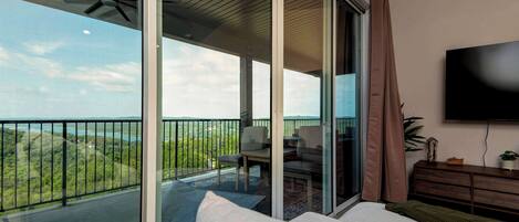 4 habitaciones, escritorio y tabla de planchar con plancha