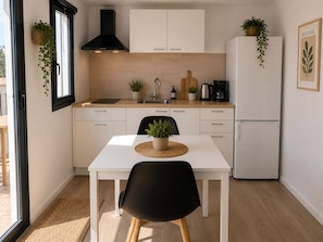 Kaffetrakter/tekoker, kjøleskap, mikrobølgeovn og kokeplater