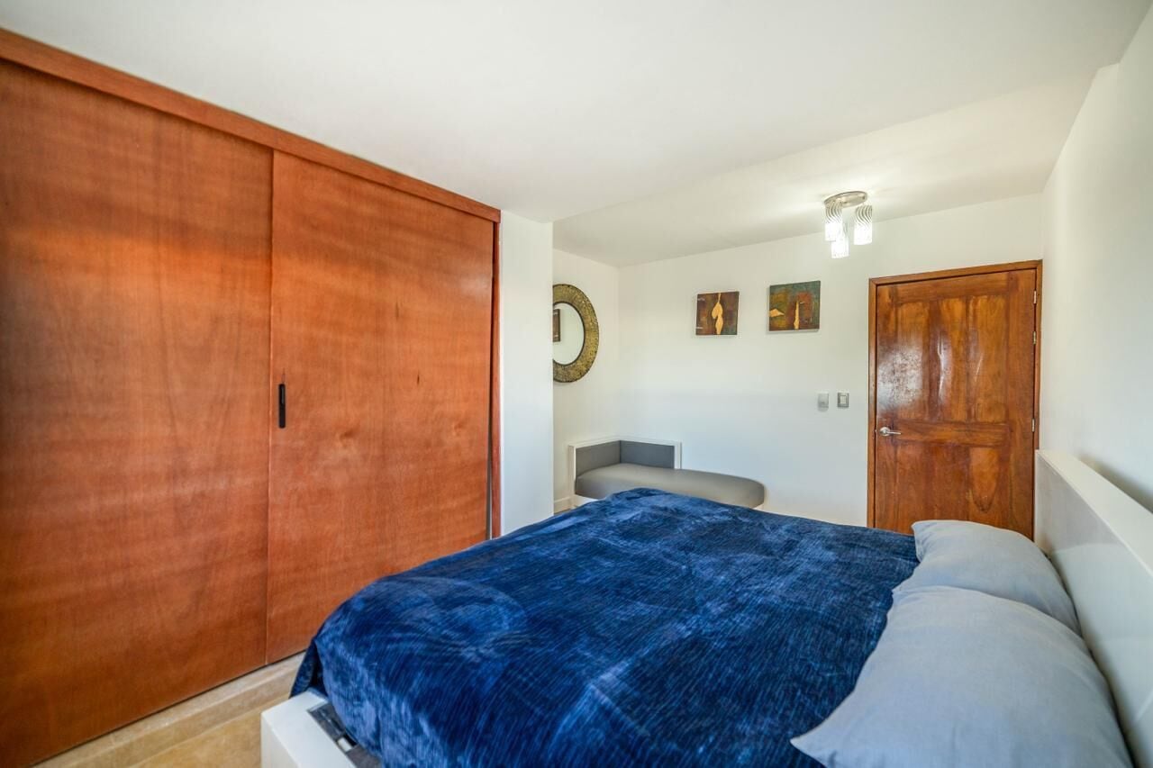 5 bedrooms, iron/ironing board, WiFi, bed sheets