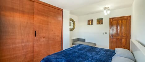 5 bedrooms, iron/ironing board, WiFi, bed sheets