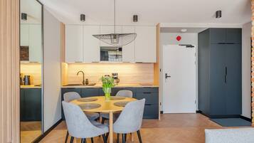 Premium-lejlighed - privat badeværelse | Spiseområde