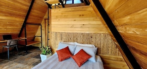 2 bedrooms, desk, WiFi, bed sheets