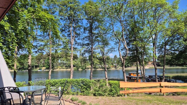 Outdoor dining - Bungalow '7 - Klaus' with Private Terrace and Wi-Fi (Rheinsberg)