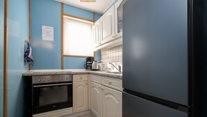 Coffee/tea maker, fridge, microwave, oven - Bungalow '7 - Klaus' with Private Terrace and Wi-Fi (Rheinsberg)