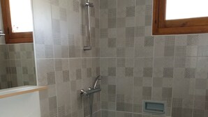 Een douche, toiletpapier
