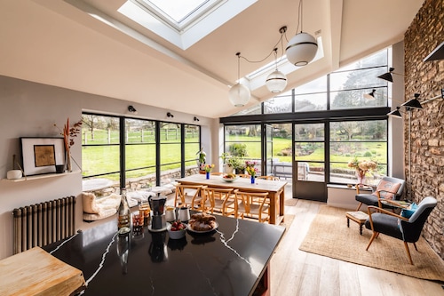 Lavish Farmhouse With Lake Gardens Pool Table
