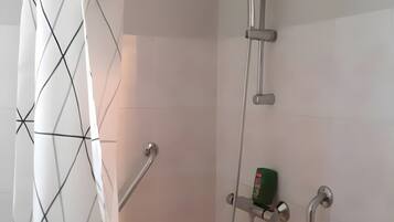 Douche, serviettes fournies