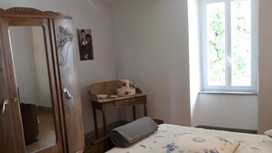 Room - Guest Room “La Ferme Du Marronnier” with Private Terrace, Shared Garden, and Wi-Fi (Valence-d'Albigeois)