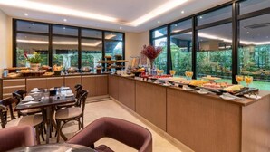 Una cocina moderna con barra americana, ventanas amplias y vistas a zonas verdes.