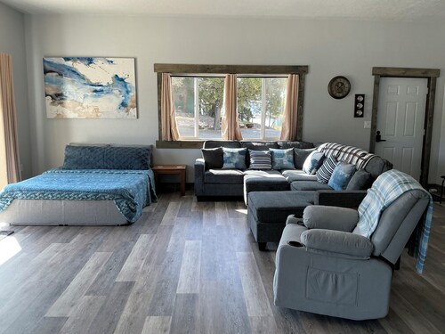 HIDE-A-WAY SUITE RETREAT … Just Steps Away From shoreline on Bitterroot Lake